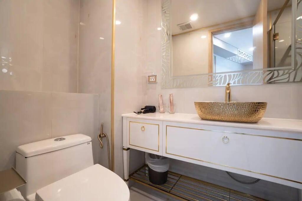 Sea View 5 Star Luxury At Pattaya Apartment *