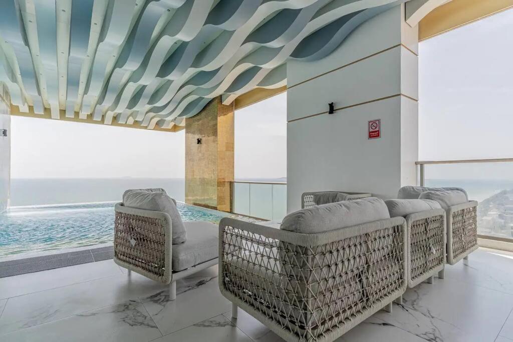 Sea View 5 Star Luxury At Pattaya Apartment *